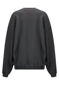 Felpa oversize grigio scuro, in materiali felpati, con scollatura a girocollo, spalle scese, polsini e orlo a coste; delicato logo rosso sul retro.