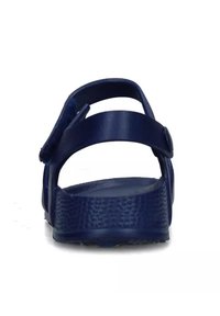 Sandalo blu navy con suola in gomma testurizzata, cinturino posteriore regolabile e due fasce orizzontali nella parte superiore. Design semplice e funzionale.
