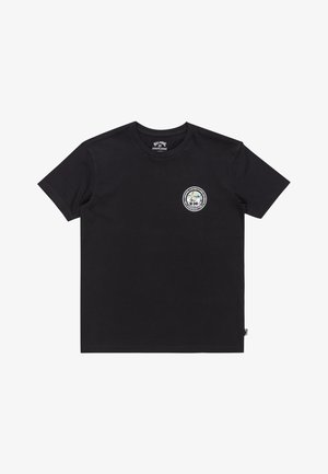 T-shirt en coton noir avec un col rond et des manches courtes, avec un design de logo circulaire sur la poitrine gauche. Texture lisse.