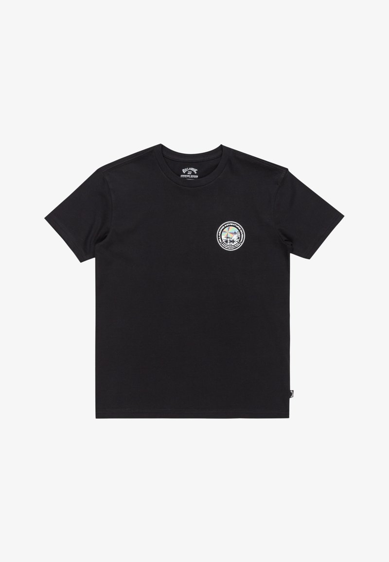 Camiseta de algodón negra con cuello redondo y mangas cortas, con un diseño de logo circular en el lado izquierdo del pecho. Textura suave.