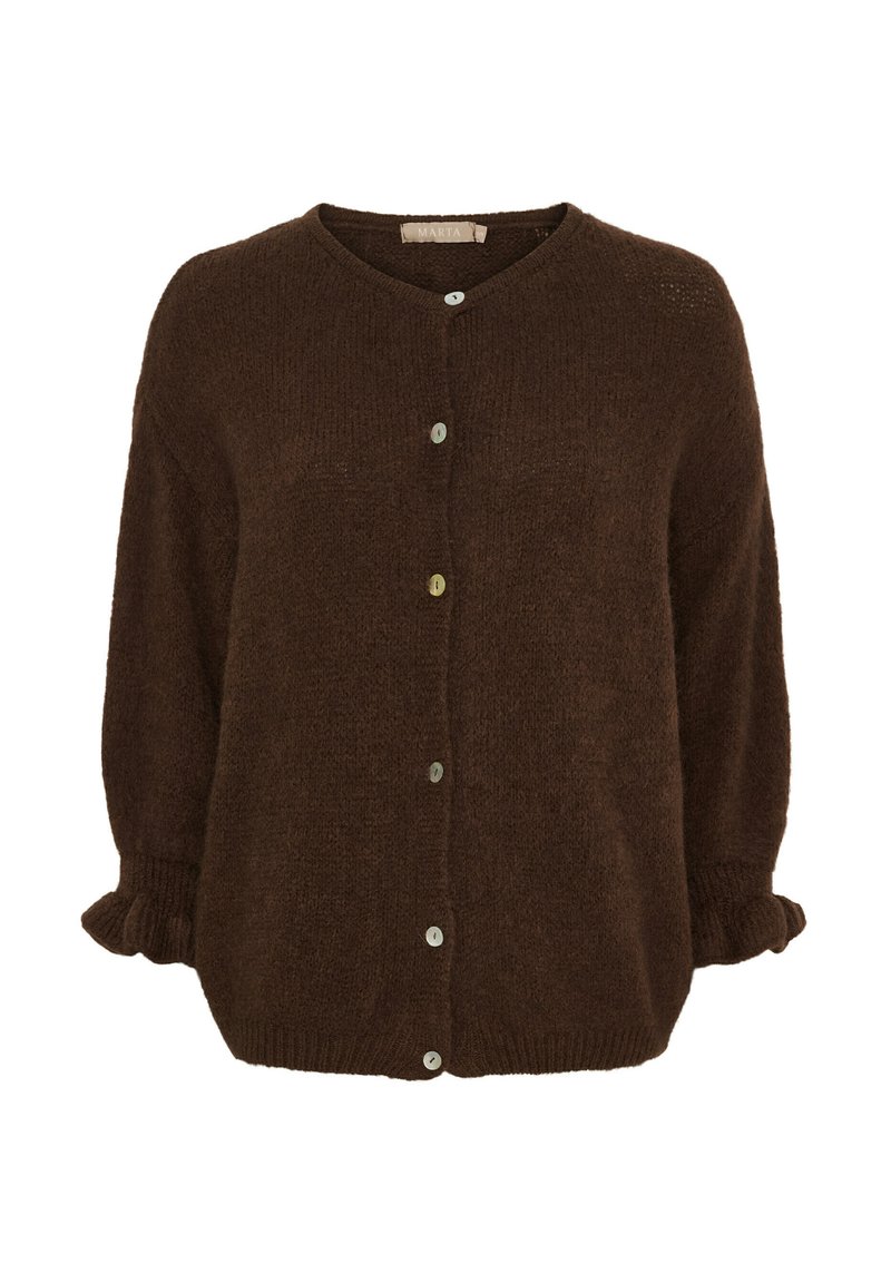 Brun strikket cardigan med rund hals, lange ærmer, knaplukning og rynkede manchetter.