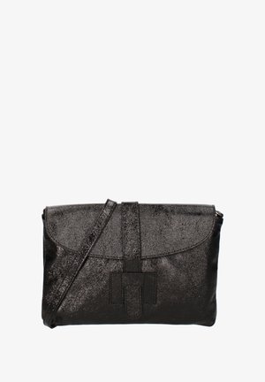 Pochette en cuir noir avec un éclat métallique. Elle dispose d'une fermeture à rabat, de quincaillerie argentée et d'une bandoulière réglable.