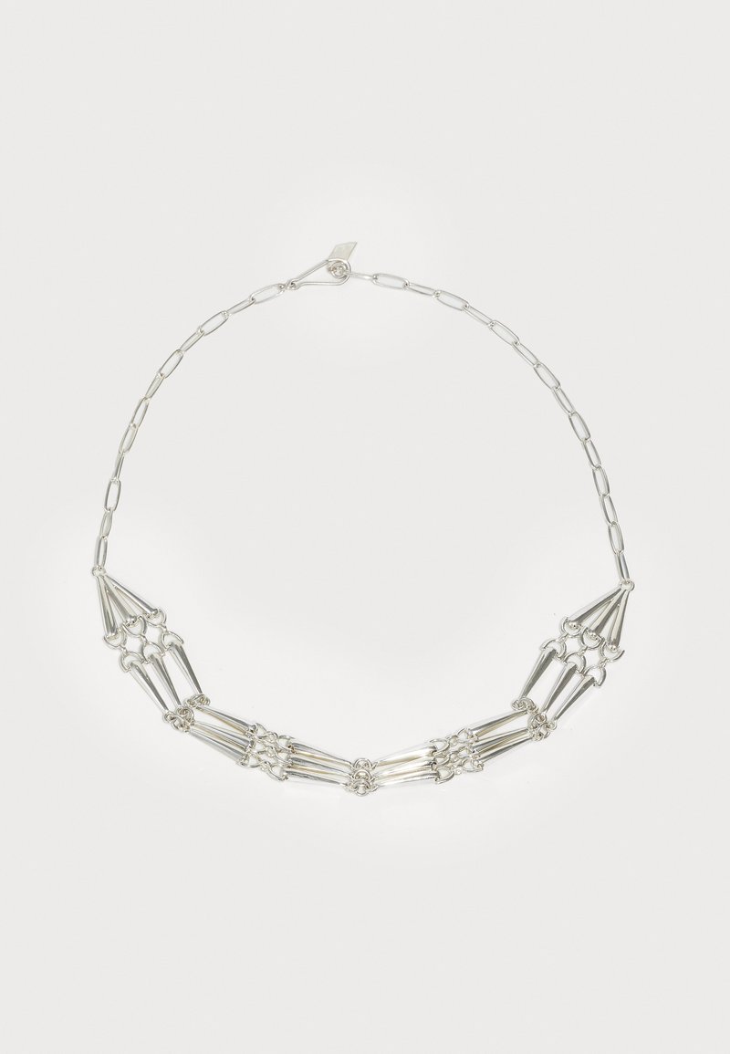 Ασημένιο κολιέ με εναλλασσόμενο σχέδιο λείων κυλινδρικών και αιχμηρών τμημάτων, συνδεδεμένων με λεπτές αλυσίδες.