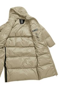 Beige pufferjack met een capuchon, afgewerkt met horizontaal geblokte secties, binnenlabels en een ritssluiting aan de voorkant. Gladde, glanzende stof.