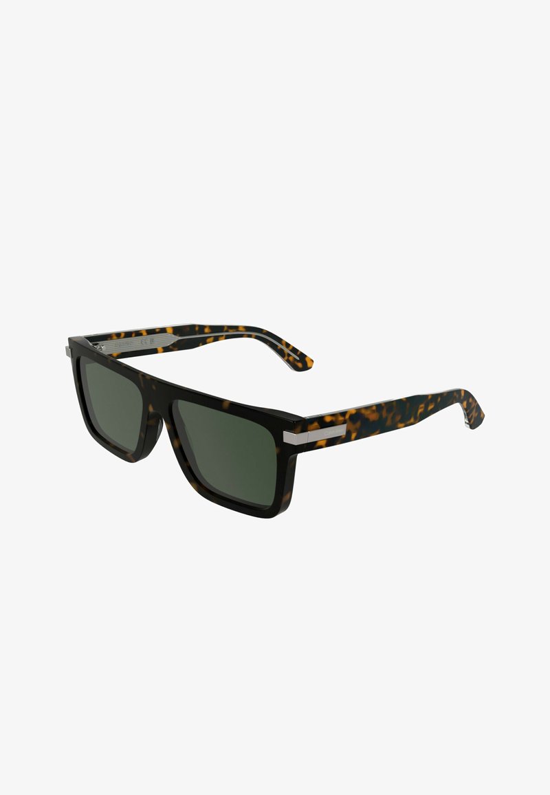 Lunettes de soleil rectangulaires noires avec des verres vert foncé et des branches à motif écaille de tortue, ornées d'un détail à double bande argentée près des charnières.
