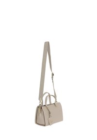 Borsa beige con due manici superiori, una tracolla removibile e dettagli in oro. Presenta un design strutturato e un piccolo tag sospeso.