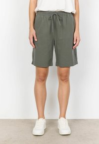 Shorts vert olive avec taille à cordon. Fabriqués en tissu léger, dotés de poches latérales et d'une coupe décontractée, se terminant juste au-dessus du genou.