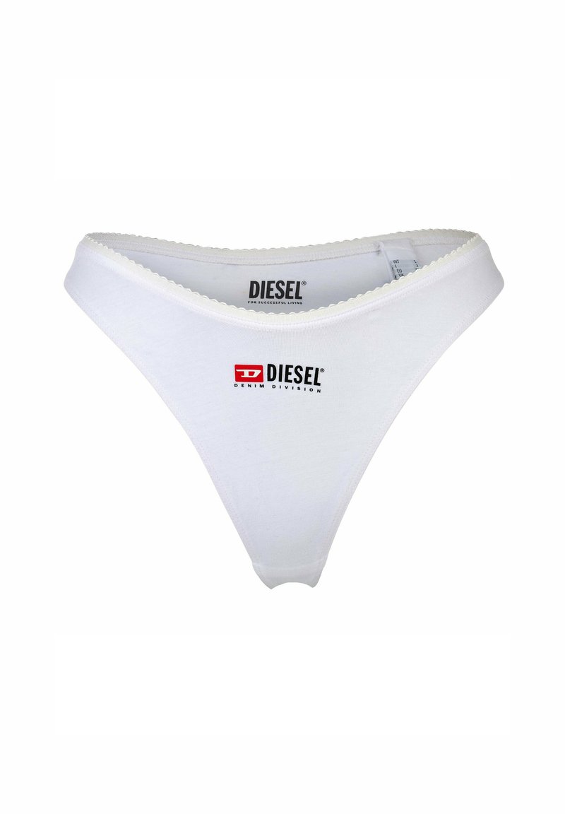 Braguita tanga de mujer con la marca White Diesel en blanco y texto del logo en rojo y negro en el centro delantero, detalle de cintura con borde en forma de concha.