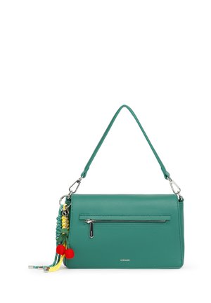 Borsa a tracolla in pelle verde, con tasca frontale con zip e nappina intrecciata colorata con pon pon rossi attaccata al lato.