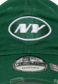 Grüne Baseballmütze mit einem weißen gestickten "NY"-Logo in einem Oval. Verstellbares Design, weicher Stoff, mit flacher Krempe und detaillierter Näherei.