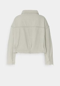 Kort denimjacka i ljusgrått. Har en klassisk krage, långa ärmar och rå kantdetalj. Strukturtyg med synlig sömnad.