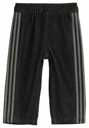 Čierne teplákové nohavice Adidas s elastickým pásom, sťahovacou šnúrou a tromi reflexnými pruhmi zbiehajúcimi sa po každom stehne.