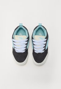 Svart og lyseblå sneakers med hvite snørebånd, i semsket skinn, rund tå og en liten løkke på hælen.