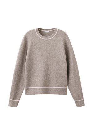 Hellbrauner Pullover mit Rundhalsausschnitt, langen Ärmeln und dezent hellem Besatz an Kragen, Bündchen und Saum vor weißem Hintergrund.