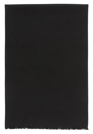 Czarna, prostokątna tkanina o lekko fakturowanej powierzchni i krótkim frędzlu wzdłuż dolnej krawędzi.