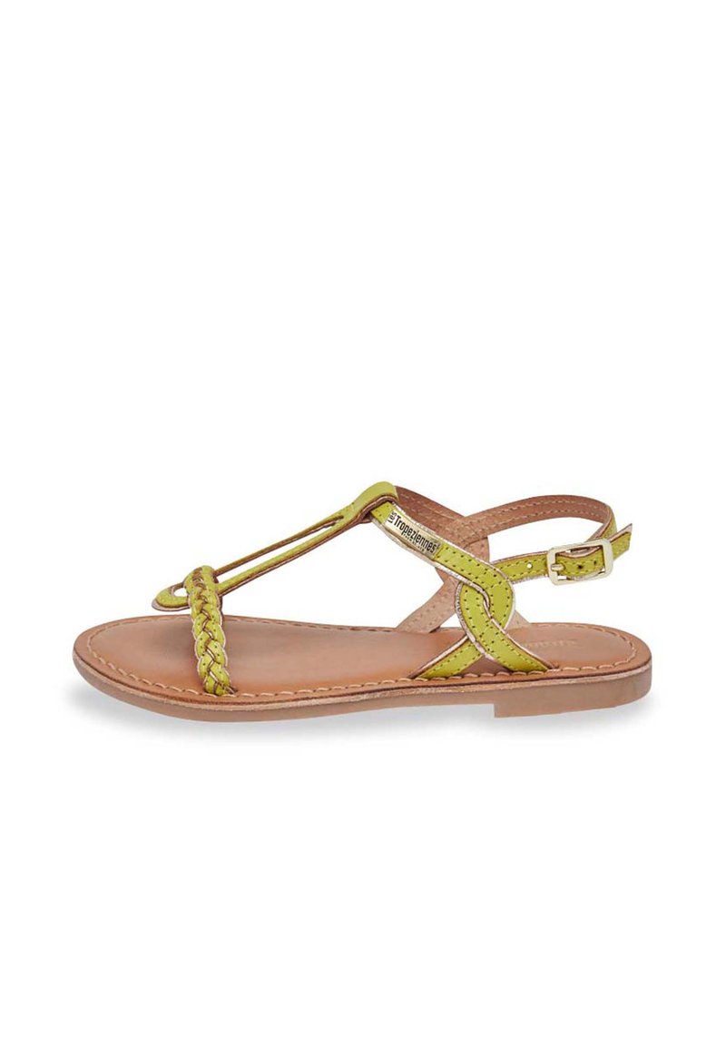 Sandales en cuir tressé jaune avec bout ouvert, sangle de cheville ajustable et semelle plate. Présentent des coutures détaillées et une texture lisse.