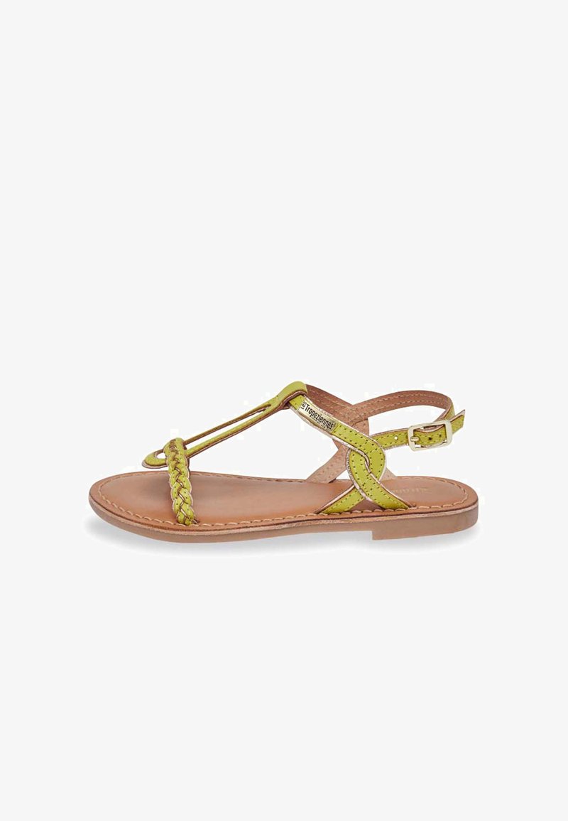 Sandales en cuir tressé jaune avec bout ouvert, sangle de cheville ajustable et semelle plate. Présentent des coutures détaillées et une texture lisse.