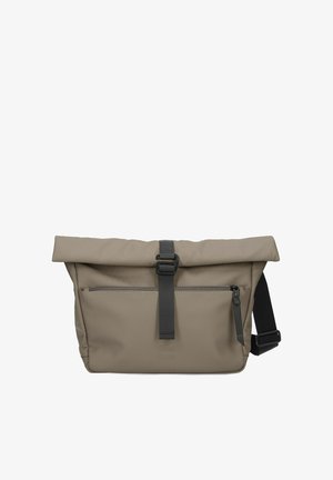 Borsa messenger beige con chiusura a rotolo, realizzata in tessuto resistente. Dotata di fibbia nera, tasca frontale con zip e tracolla regolabile. Superficie strutturata.