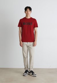 BOSS THINKING - Triko s potiskem - open red