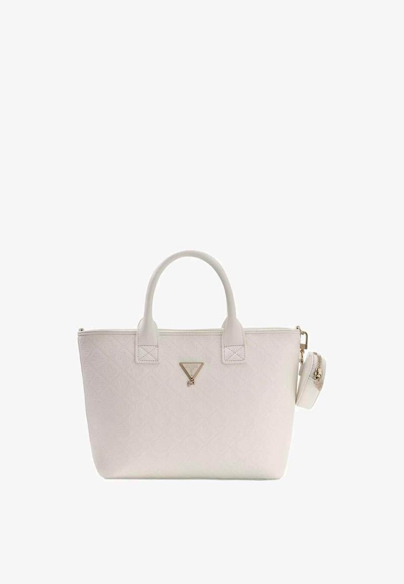 Sac cabas blanc avec motif en relief, deux poignées, logo triangulaire doré à l'avant, et une petite pochette zippée attachée sur le côté.