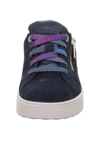 Sneaker in camoscio blu navy con lacci multicolori e cerniera laterale. Caratterizzata da una suola in gomma bianca e una superficie liscia, progettata per un uso casual.