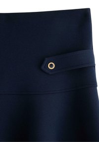 Mörkblå kjol med en slät, elastisk textur; har en knäppbar flik i midjan för justering och ren sömnad längs fållen.