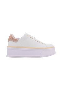 Sneakers platform bianchi con un accento rosa testurizzato nel tallone, caratterizzati da occhielli dorati e suola in gomma bianca. Materiale sintetico liscio nel complesso.