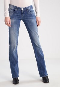 Modré džíny z denimu s rovnými nohavicemi, s jemným vyblednutím, pěti kapsami a zipem na zapínání s knoflíkem. Měkká textura.