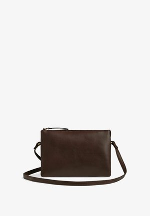 Braune Leder-Umhängetasche mit glatter Textur, rechteckiger Form, Reißverschluss und abnehmbarem Trageriemen für vielseitigen Tragekomfort.