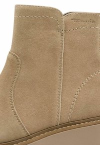 Tamaris Enkellaarsjes met sleehak - camel suede
