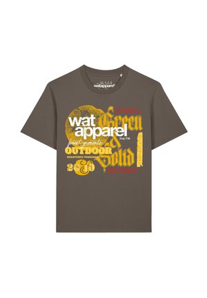 T-shirt marron manches courtes avec texte graphique jaune et blanc, incluant "wat apparell outdoor" et lettres décoratives en gras sur le devant.