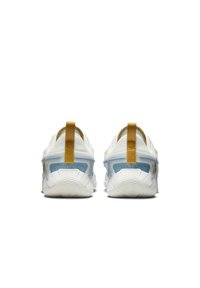 Et par hvite nederste sneakers med blå detaljer og gullbånd, sett fra baksiden på en hvit bakgrunn.