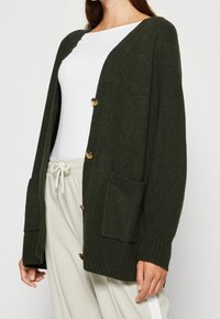 GAP Strickjacke - khaki