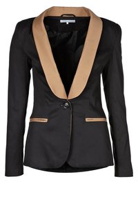 Blazer noir avec un col châle satin beige, fermeture à un bouton et deux poches avant avec des accents beige. Tissu lisse, coupe structurée.