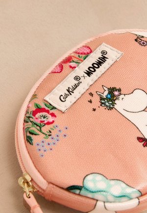 Rundes, rosafarbenes Stofftäschchen mit floralen Mustern und einer Moomin-Figur, ausgestattet mit einem goldenen Reißverschluss und einem weißen Etikett mit den Markennamen.