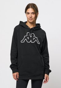Zwarte hoodie van katoenmix met een voorzak. Voorzien van een witte logoprint en een capuchon met trekkoord. Zachte textuur en een casual pasvorm.