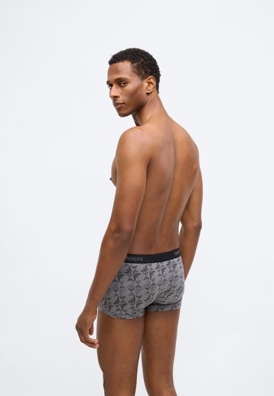 Γκρι σλιπ boxer από λείο ύφασμα, με μαύρο γεωμετρικό σχέδιο και ελαστική μέση με το λογότυπο της μάρκας.