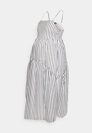 Vestido às riscas em preto e branco, com alças finas, corpete ajustado e saia solta em camadas com detalhes franzidos.