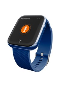 Orologio smartwatch blu con quadrante quadrato, cinturino in silicone e schermo touch che mostra un'icona del microfono. Il testo indica la funzione dell'assistente vocale.