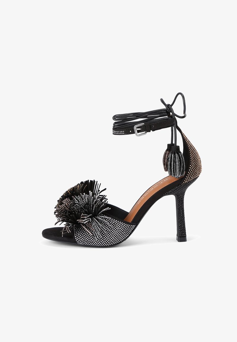 Czarne sandały na wysokim obcasie z zamszu, ozdobione koralikami. Posiadają dekoracyjny akcent kwiatowy oraz regulowany pasek na kostkę.