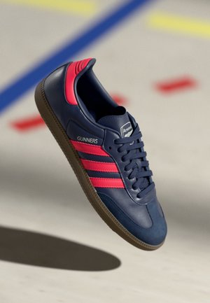 SAMBA LICENSED UNISEX - Chaussures de football en salle - night indigo/pure ruby
