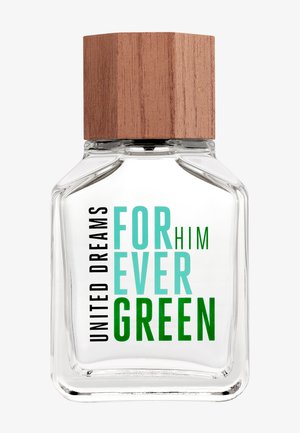 Flacon de parfum en verre transparent avec bouchon en bois, étiqueté « United Dreams For Him Evergreen » en texte noir, bleu clair et vert.
