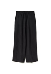 Pantaloni neri a gamba larga con tessuto testurizzato, dotati di una vita elastica e senza chiusure visibili. Design minimalista, vestibilità ampia.