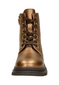 Metalen bronzen leren veterschoen tot de enkel met gouden oogjes, textuur bovenkant en donkerbruine veters. Rubberen zool voor grip.