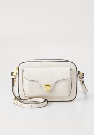 Borsa a tracolla in pelle bianca a effetto graniglia con hardware dorato, tasca frontale con patta e bordo nero a contrasto. Tracolla regolabile, forma rettangolare.