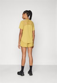 ASICS ROAD SHORT - Korte broeken - lemongrass