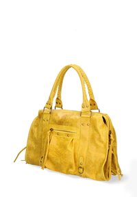 Borsa a mano in pelle gialla con manici intrecciati, tasca con cerniera e dettagli frangiati. Presenta una texture liscia e dettagli in metallo.