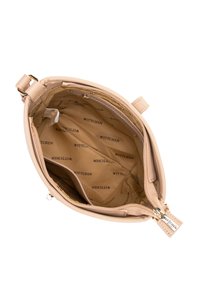 Borsa in pelle beige aperta per mostrare un interno spazioso con più scomparti e rivestimento in tessuto marchiato con la scritta "WITTCHEN".
