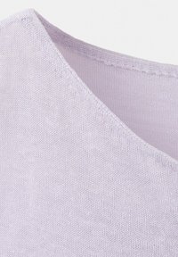 Svetlofialová pletená látka s výstrihom do tvaru V a viditeľným šitím pozdĺž okraja.