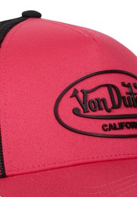Rosa Baseballkappe mit strukturiertem Design, Stofftextur und einem schwarzen geprägten Logo mit "Von Dutch" und "CALIFORNIA". Schwarzer Mesh-Rücken.
